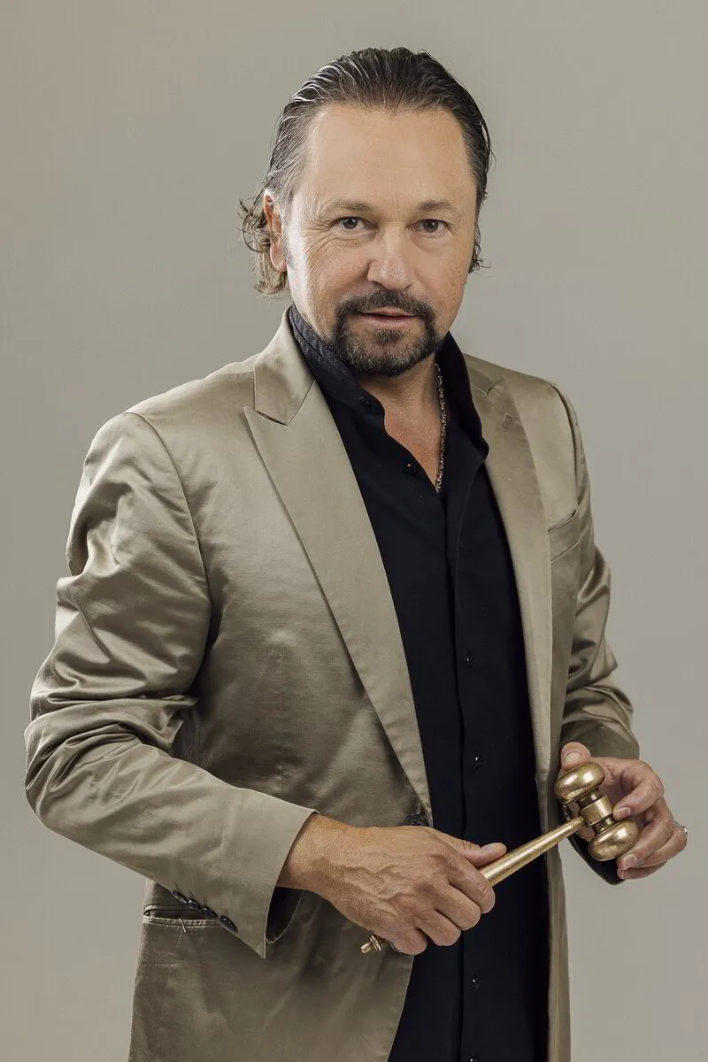 Wolfgang Pauritsch mit Auktionshammer